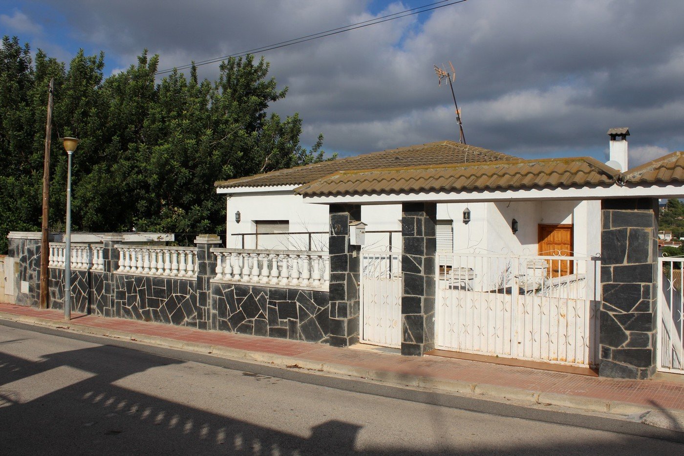 ALZINES (DE LES)